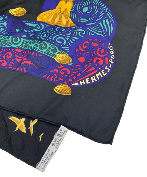 HERMES（エルメス）HERMES (エルメス) アトランティス大陸 カレ90 シルクスカーフ ブラック×ゴールド サイズ:-の古着・服飾アイテム