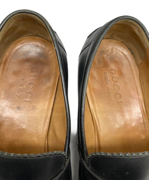 GUCCI（グッチ）GUCCI (グッチ) エンボスロゴ ローファー ブラック サイズ:8の古着・服飾アイテム