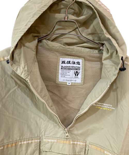 BlackEyePatch（ブラックアイパッチ）BlackEyePatch (ブラックアイパッチ) TIGHTBOOTH PRODUCTION (タイトブースプロダクション) TBEP ANORAK/ TBEP アノラック ベージュ サイズ:Mの古着・服飾アイテム