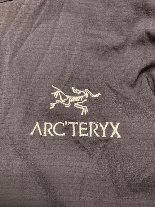 ARC'TERYX（アークテリクス）ARC'TERYX (アークテリクス) ATOM AR HOODY 中綿ジャケット ブラウン サイズ:Sの古着・服飾アイテム