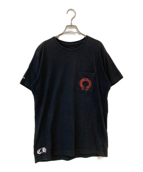 CHROME HEARTS（クロムハーツ）CHROME HEARTS (クロムハーツ) セメタリークロス ホースシューポケットTシャツ ブラック サイズ:Lの古着・服飾アイテム