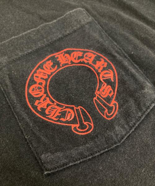 CHROME HEARTS（クロムハーツ）CHROME HEARTS (クロムハーツ) セメタリークロス ホースシューポケットTシャツ ブラック サイズ:Lの古着・服飾アイテム
