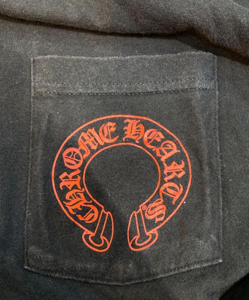 CHROME HEARTS（クロムハーツ）CHROME HEARTS (クロムハーツ) セメタリークロス ホースシューポケットTシャツ ブラック サイズ:Lの古着・服飾アイテム