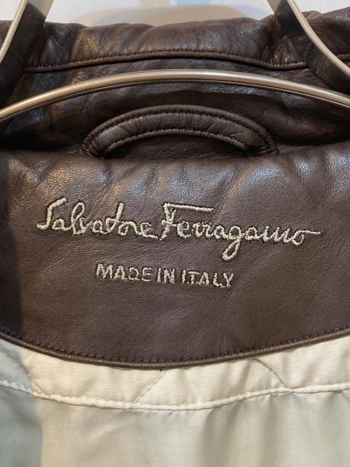 Salvatore Ferragamo（サルヴァトーレ フェラガモ）Salvatore Ferragamo (サルヴァトーレ フェラガモ) レザー切替キルティングコート ベージュ サイズ:48の古着・服飾アイテム