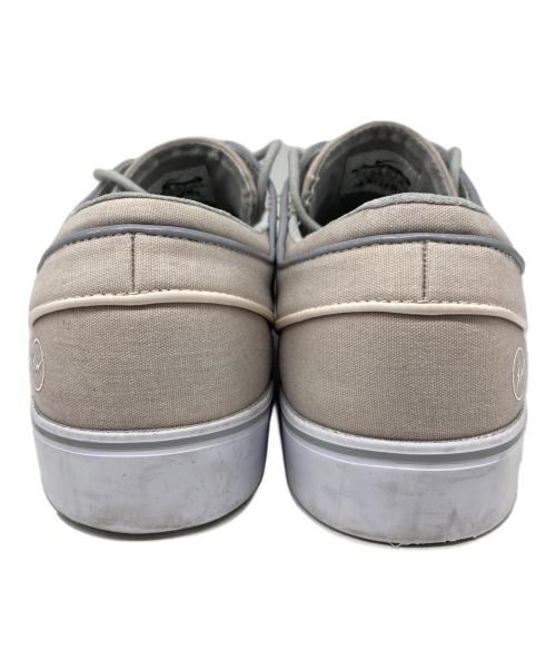 NIKE SB（ナイキエスビー）NIKE SB (ナイキエスビー) FRAGMENT DESIGN (フラグメントデザイン) Zoom Stefan Janoski ローカットスニーカー Wolf Grey/White サイズ:28.5の古着・服飾アイテム