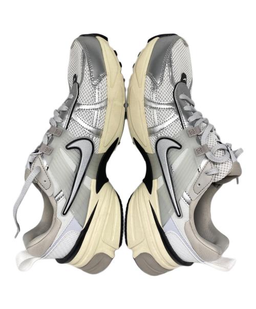 NIKE（ナイキ）NIKE (ナイキ) V2K RUN ローカットスニーカー SUMMIT WHITE/METALLI サイズ:29の古着・服飾アイテム