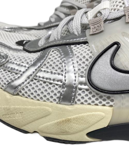 NIKE（ナイキ）NIKE (ナイキ) V2K RUN ローカットスニーカー SUMMIT WHITE/METALLI サイズ:29の古着・服飾アイテム