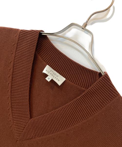 STUDIO NICHOLSON（スタジオ ニコルソン）STUDIO NICHOLSON (スタジオ ニコルソン) SOLA Marino cottonVネックニット ブラウン サイズ:Mの古着・服飾アイテム