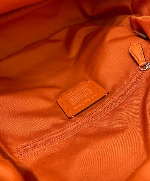 COACH（コーチ）COACH (コーチ) チャーリー ミディアム シグネチャー リュックサック ベージュ×オレンジ サイズ:なしの古着・服飾アイテム