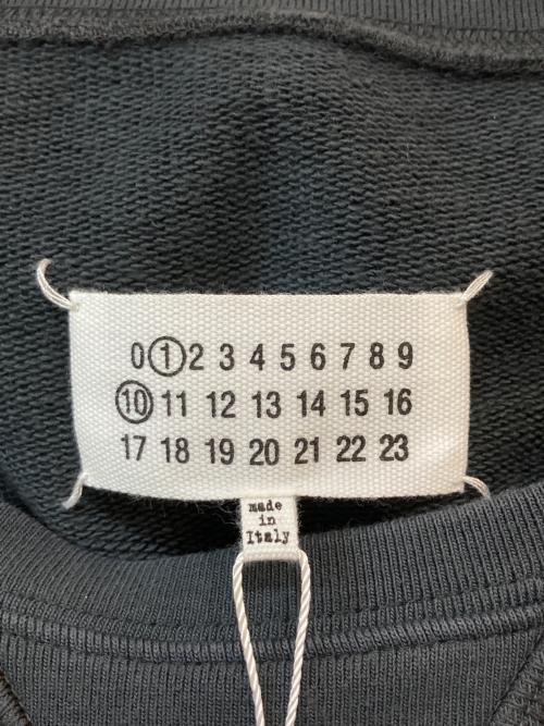 Maison Margiela（メゾンマルジェラ）Maison Margiela (メゾンマルジェラ) 23SS ナンバリングロゴ SWEATSHIRT CHALK/スウェットシャツチョーク グレー サイズ:Mの古着・服飾アイテム