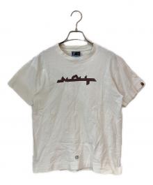 A BATHING APE（アベイシングエイプ）の古着「MOUT Exhibition Print Tee」｜ホワイト