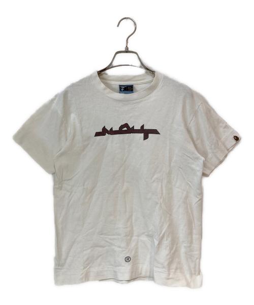 A BATHING APE（アベイシングエイプ）A BATHING APE (アベイシングエイプ) MOUT Exhibition Print Tee ホワイト サイズ:Sの古着・服飾アイテム