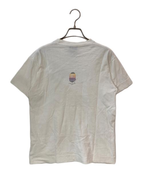 A BATHING APE（アベイシングエイプ）A BATHING APE (アベイシングエイプ) MOUT Exhibition Print Tee ホワイト サイズ:Sの古着・服飾アイテム