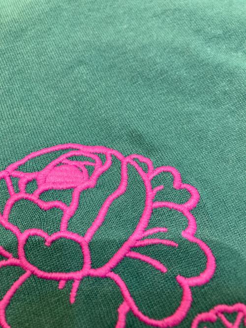 marimekko（マリメッコ）marimekko (マリメッコ) Linjat Vihkiruusu Placement Tシャツ グリーン サイズ:Lの古着・服飾アイテム