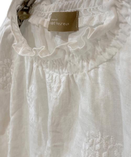 nous rendent heureux（ヌーランドオロー）nous rendent heureux (ヌーランドオロー) リネン大柄刺繍 シャーリングブラウス ホワイト サイズ:Freeの古着・服飾アイテム