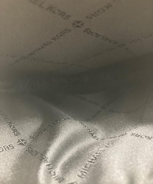 MICHAEL KORS（マイケル・コース）MICHAEL KORS (マイケル・コース) JET SET TRAVEL シグネチャーショルダーバッグ グレーの古着・服飾アイテム