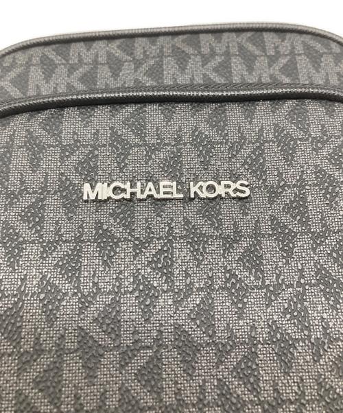 MICHAEL KORS（マイケル・コース）MICHAEL KORS (マイケル・コース) JET SET TRAVEL シグネチャーショルダーバッグ グレーの古着・服飾アイテム