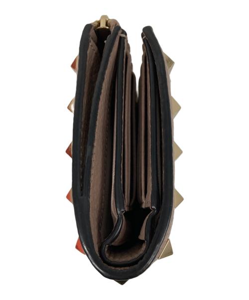 VALENTINO GARAVANI（ヴァレンティノ・ガラヴァーニ）VALENTINO GARAVANI (ヴァレンティノ・ガラヴァーニ) ロックスタッズ2つ折り財布 ベージュの古着・服飾アイテム