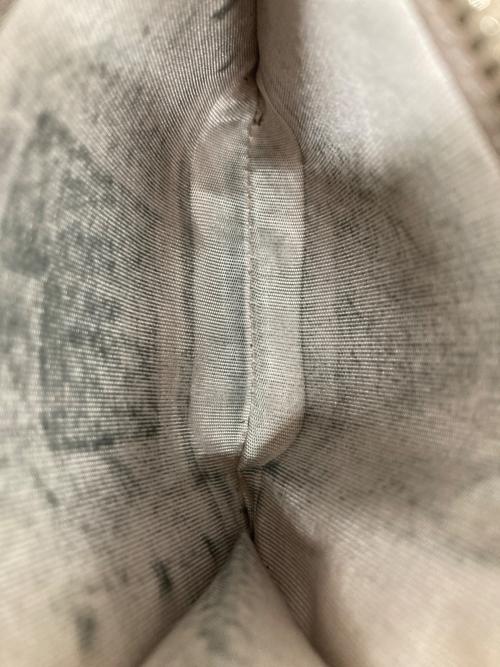 VALENTINO GARAVANI（ヴァレンティノ・ガラヴァーニ）VALENTINO GARAVANI (ヴァレンティノ・ガラヴァーニ) ロックスタッズ2つ折り財布 ベージュの古着・服飾アイテム