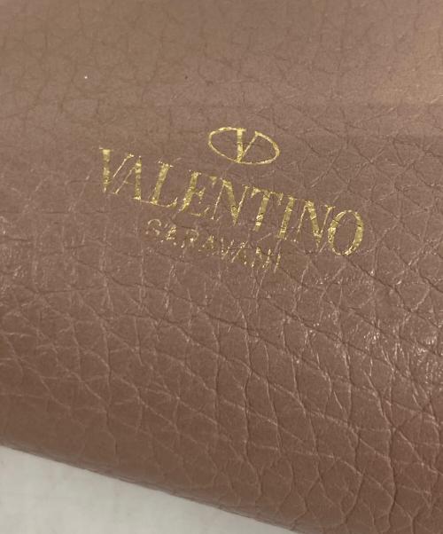 VALENTINO GARAVANI（ヴァレンティノ・ガラヴァーニ）VALENTINO GARAVANI (ヴァレンティノ・ガラヴァーニ) ロックスタッズ2つ折り財布 ベージュの古着・服飾アイテム