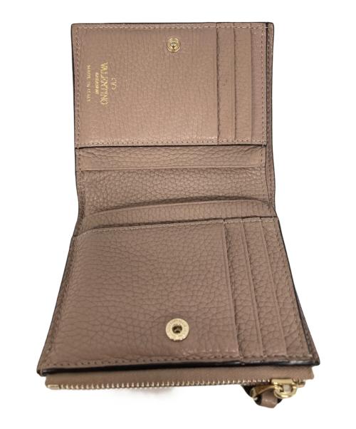 VALENTINO GARAVANI（ヴァレンティノ・ガラヴァーニ）VALENTINO GARAVANI (ヴァレンティノ・ガラヴァーニ) ロックスタッズ2つ折り財布 ベージュの古着・服飾アイテム