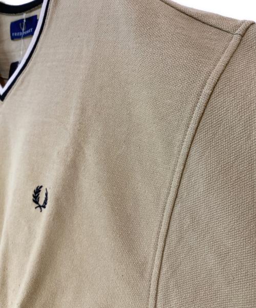 FRED PERRY（フレッドペリー）FRED PERRY (フレッドペリー) Vネックカットソー ベージュ サイズ:Lの古着・服飾アイテム