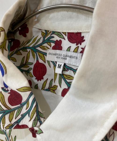 Engineered Garments（エンジニアド ガーメンツ）Engineered Garments (エンジニアド ガーメンツ) Cotton Lawn Peacock Print Camp Shirt ホワイト サイズ:Ｍの古着・服飾アイテム