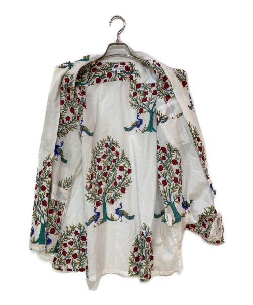 Engineered Garments（エンジニアド ガーメンツ）Engineered Garments (エンジニアド ガーメンツ) Cotton Lawn Peacock Print Camp Shirt ホワイト サイズ:Ｍの古着・服飾アイテム