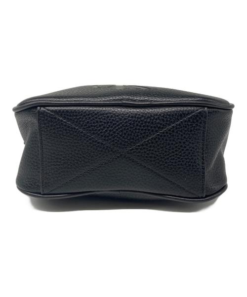 Calvin Klein（カルバンクライン）Calvin Klein (カルバンクライン) エンポス加工ショルダーバッグ ブラックの古着・服飾アイテム