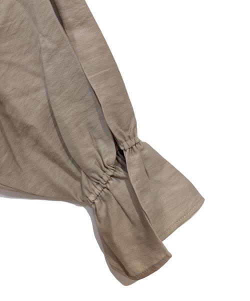 Spick and Span（スピック＆スパン）Spick and Span (スピック＆スパン) ハイブリットフリルカラーボリュームスリーブブラウス ベージュ サイズ:Free 未使用品の古着・服飾アイテム