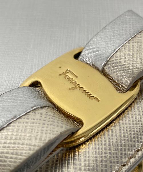 Salvatore Ferragamo（サルヴァトーレ フェラガモ）Salvatore Ferragamo (サルヴァトーレ フェラガモ) ヴァラリボンチェーンショルダーバッグ シルバーの古着・服飾アイテム