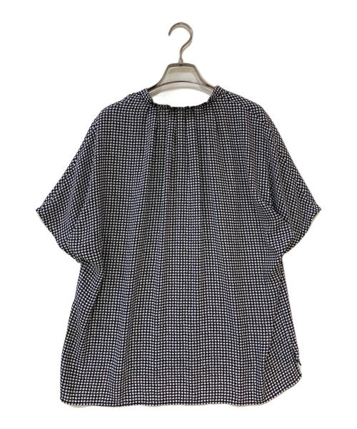 23区（ニジュウサンク）23区 (ニジュウサンク) ライトバックサテンアムンゼン ハウンドトゥース プリント ブラウス ネイビー サイズ:40の古着・服飾アイテム