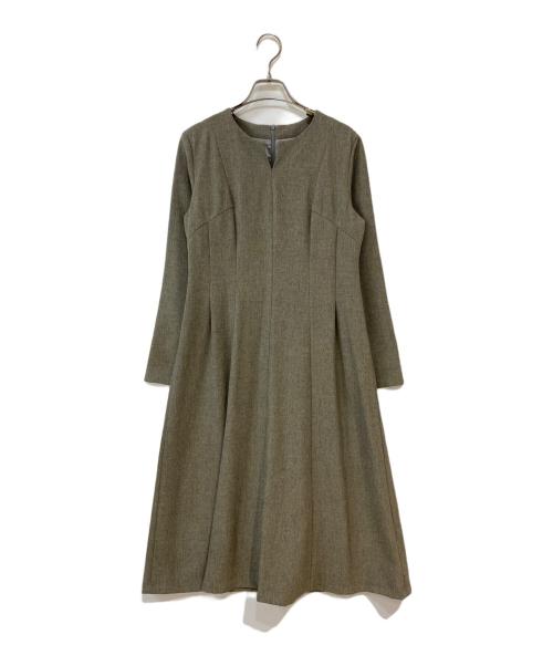UNTITLED（アンタイトル）UNTITLED (アンタイトル) スリットネックフレアワンピース ベージュ サイズ:Freeの古着・服飾アイテム