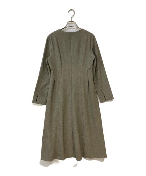 UNTITLED（アンタイトル）UNTITLED (アンタイトル) スリットネックフレアワンピース ベージュ サイズ:Freeの古着・服飾アイテム