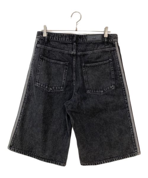 adidas（アディダス）adidas (アディダス) FIREBIRD ADICOLOR DENIM SHORTS ブラック サイズ:32 未使用品の古着・服飾アイテム