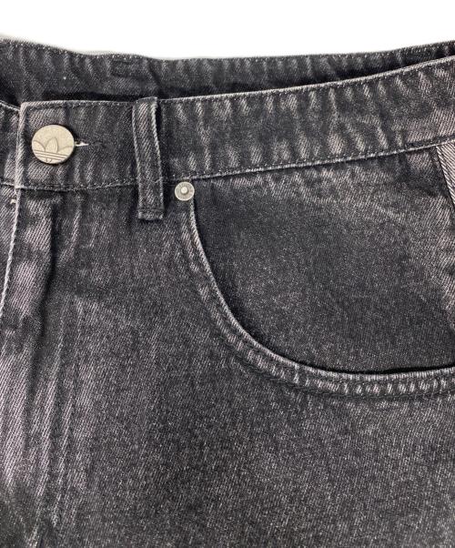 adidas（アディダス）adidas (アディダス) FIREBIRD ADICOLOR DENIM SHORTS ブラック サイズ:32 未使用品の古着・服飾アイテム