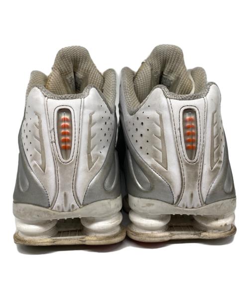 NIKE（ナイキ）NIKE (ナイキ) SHOX R4 ローカットスニーカー White and Metallic S サイズ:27cmの古着・服飾アイテム