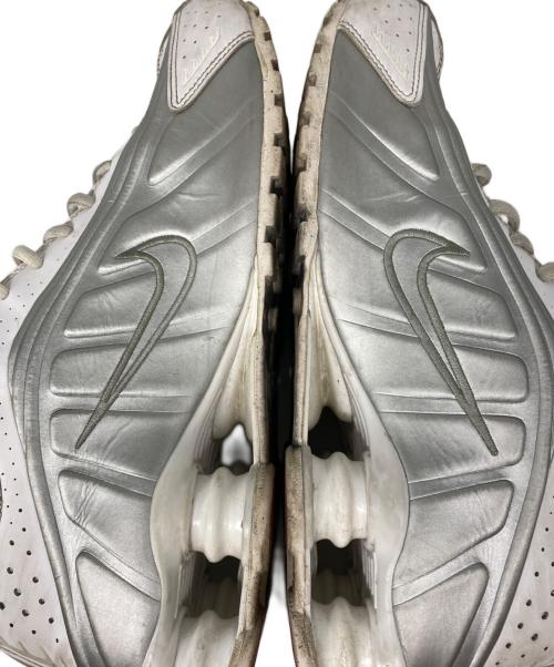 NIKE（ナイキ）NIKE (ナイキ) SHOX R4 ローカットスニーカー White and Metallic S サイズ:27cmの古着・服飾アイテム