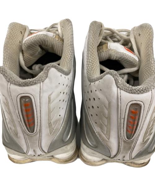 NIKE（ナイキ）NIKE (ナイキ) SHOX R4 ローカットスニーカー White and Metallic S サイズ:27cmの古着・服飾アイテム