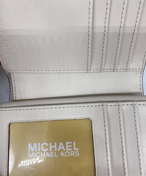 MICHAEL KORS（マイケルコース）MICHAEL KORS (マイケルコース) JET SET TRAVEL ウーヴン ビルフォールド ジップ コンパクト ウォレット ミディアム - MKシグネチャー ライトクリームマルチの古着・服飾アイテム