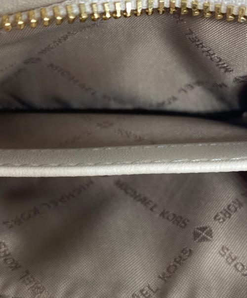 MICHAEL KORS（マイケルコース）MICHAEL KORS (マイケルコース) JET SET TRAVEL ウーヴン ビルフォールド ジップ コンパクト ウォレット ミディアム - MKシグネチャー ライトクリームマルチの古着・服飾アイテム