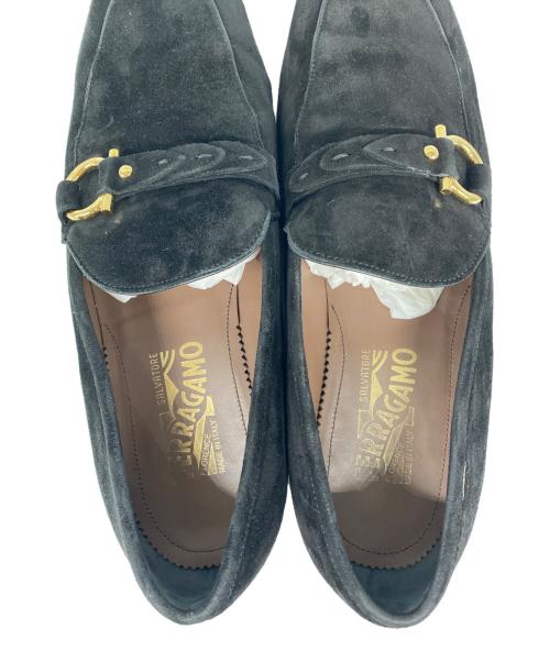 Salvatore Ferragamo（サルヴァトーレ フェラガモ）Salvatore Ferragamo (サルヴァトーレ フェラガモ) ALESSIO スウェード ビットローファー ブラック サイズ:8の古着・服飾アイテム