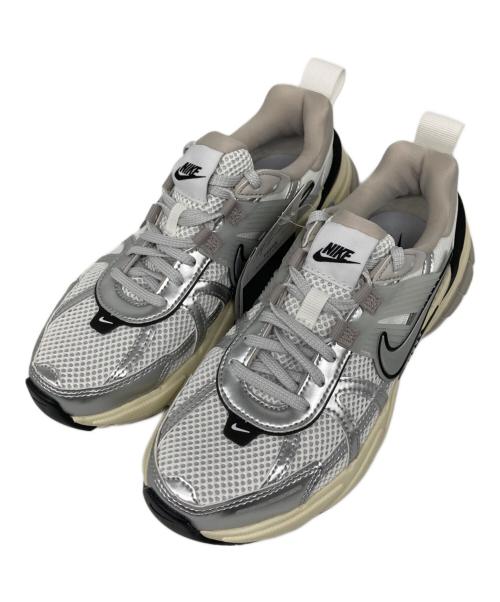 NIKE（ナイキ）NIKE (ナイキ) W V2K RUN SUMMIT ローカットスニーカー WHITE/METALLIC SILVE サイズ:23.5cm 未使用品の古着・服飾アイテム