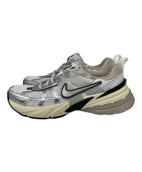 NIKE（ナイキ）NIKE (ナイキ) W V2K RUN SUMMIT ローカットスニーカー WHITE/METALLIC SILVE サイズ:23.5cm 未使用品の古着・服飾アイテム