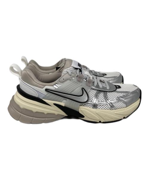 NIKE（ナイキ）NIKE (ナイキ) W V2K RUN SUMMIT ローカットスニーカー WHITE/METALLIC SILVE サイズ:23.5cm 未使用品の古着・服飾アイテム