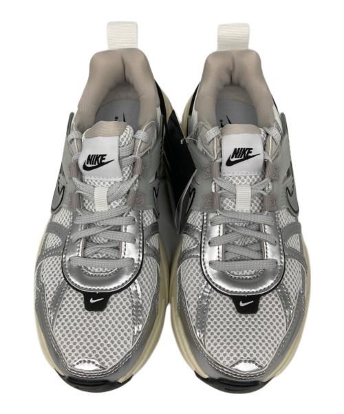 NIKE（ナイキ）NIKE (ナイキ) W V2K RUN SUMMIT ローカットスニーカー WHITE/METALLIC SILVE サイズ:23.5cm 未使用品の古着・服飾アイテム