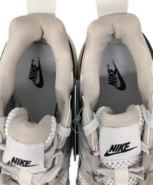 NIKE（ナイキ）NIKE (ナイキ) W V2K RUN SUMMIT ローカットスニーカー WHITE/METALLIC SILVE サイズ:23.5cm 未使用品の古着・服飾アイテム