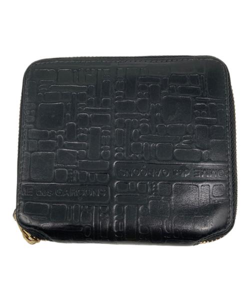 COMME des GARCONS（コムデギャルソン）COMME des GARCONS (コムデギャルソン) EMBOSSED LOGOTYPE FULL ZIP AROUND WALLET ブラックの古着・服飾アイテム