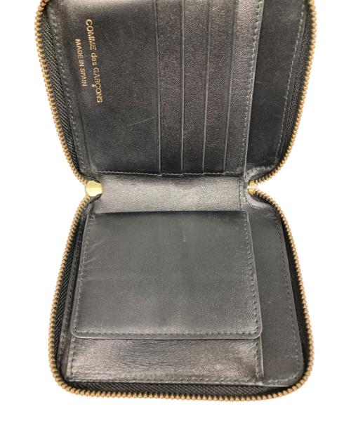 COMME des GARCONS（コムデギャルソン）COMME des GARCONS (コムデギャルソン) EMBOSSED LOGOTYPE FULL ZIP AROUND WALLET ブラックの古着・服飾アイテム