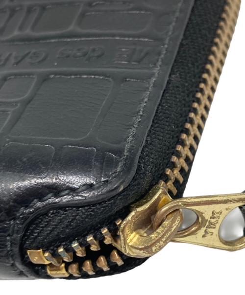 COMME des GARCONS（コムデギャルソン）COMME des GARCONS (コムデギャルソン) EMBOSSED LOGOTYPE FULL ZIP AROUND WALLET ブラックの古着・服飾アイテム